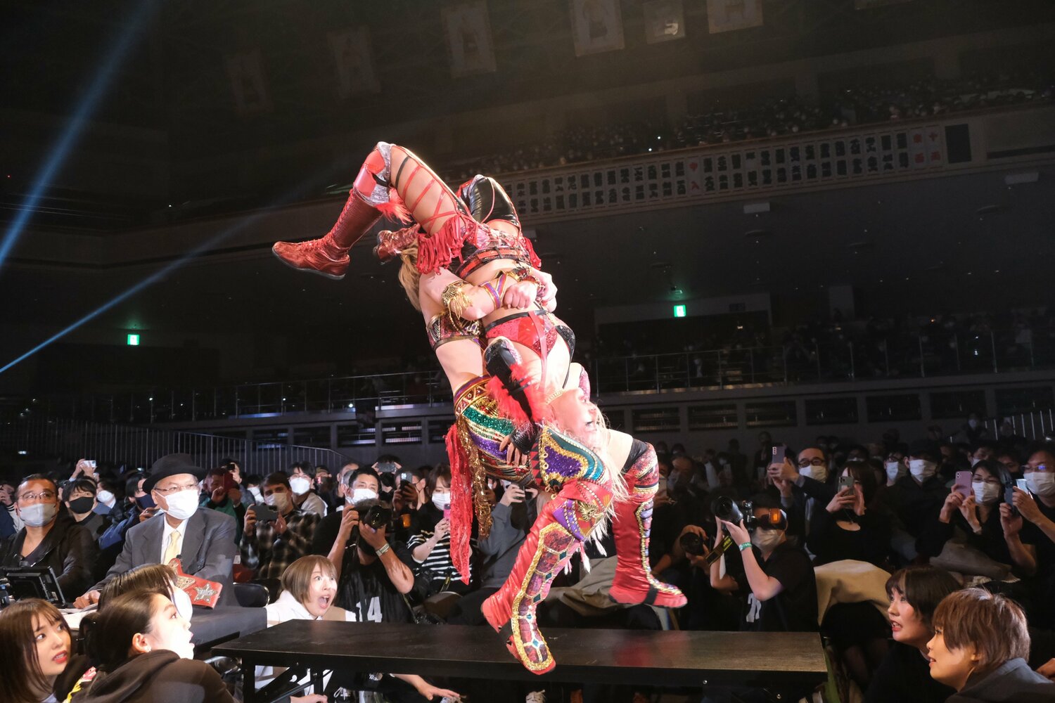 長机の上で朱里がジュリアを担ぎ上げ…　©Norihiro Hashimoto