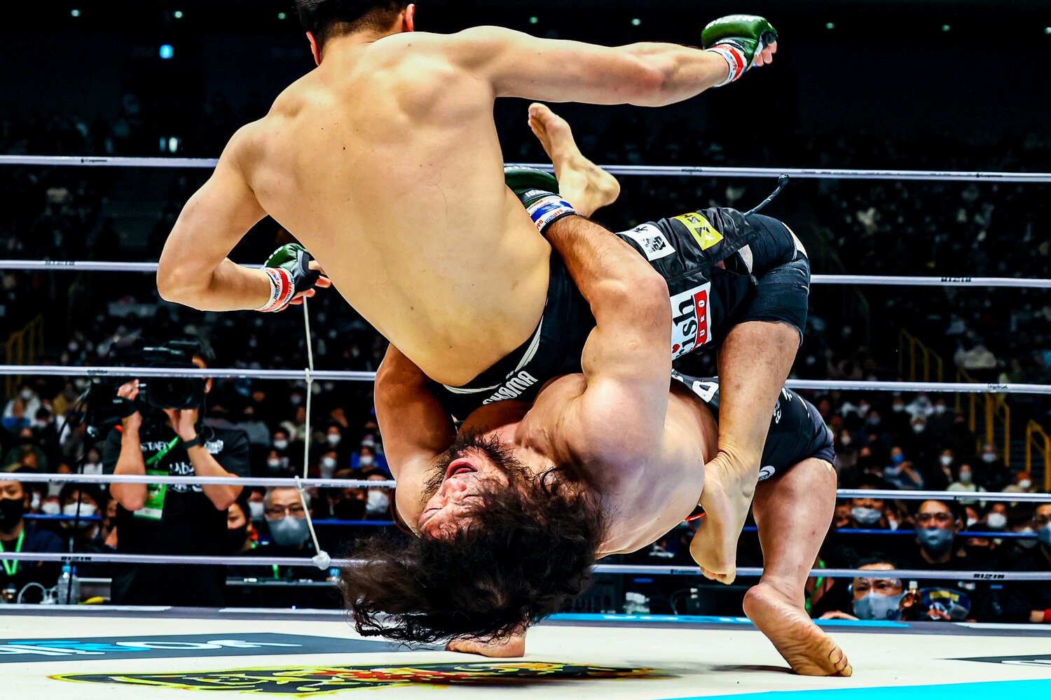 1R、ジャーマンスープレックスでシビサイを投げる関根