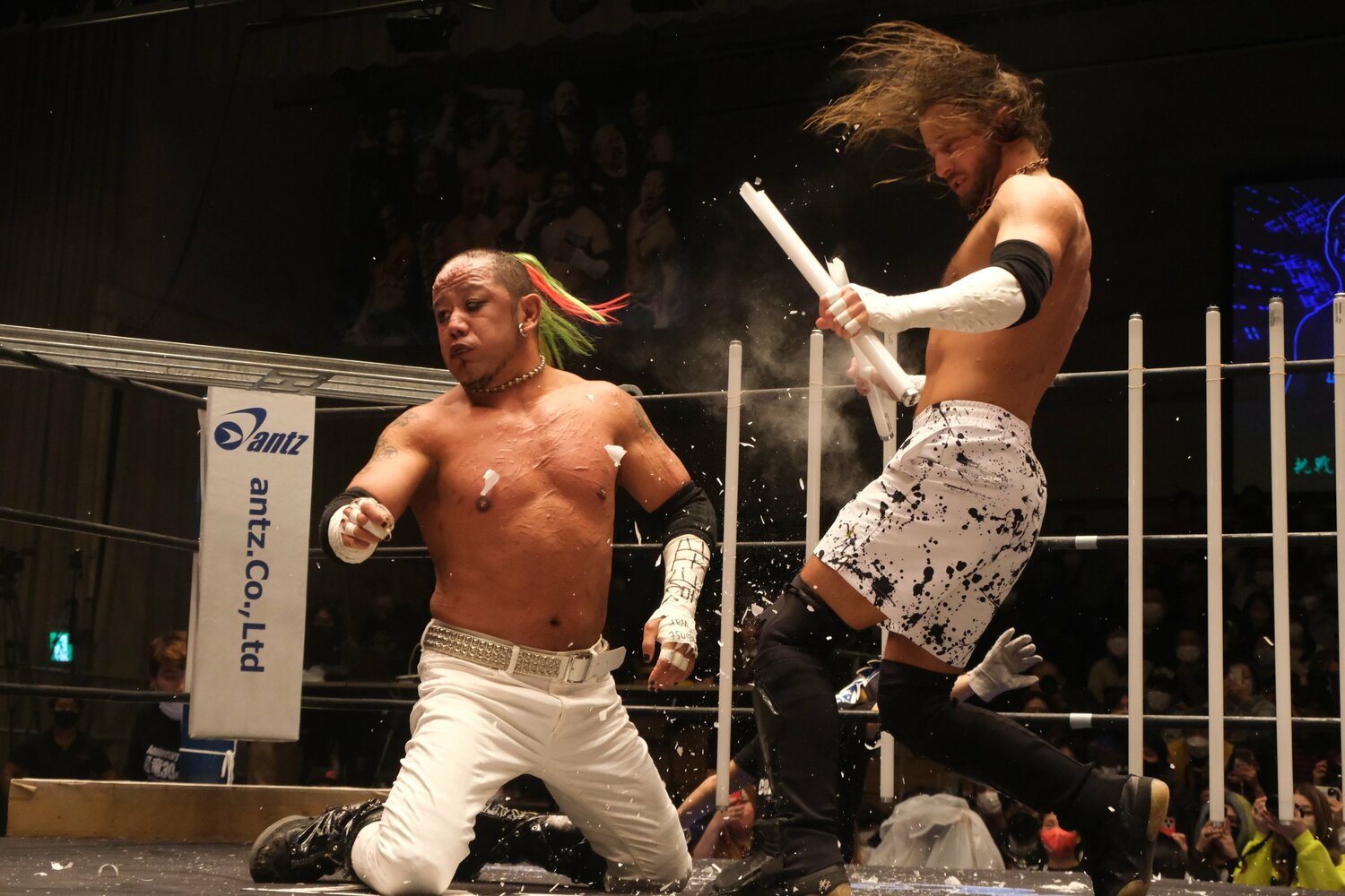 葛西に蛍光灯を叩きつけるドリュー(画像をクリックすると「この記事の写真」に飛びます。流血等を含みますのでご注意ください)