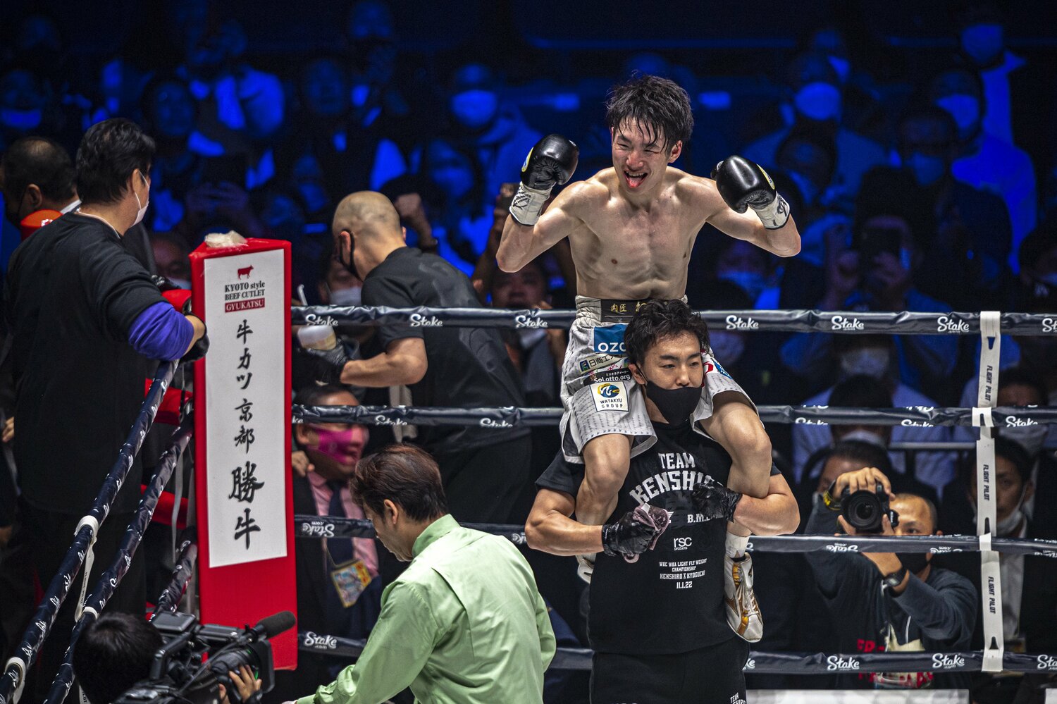 京口との統一戦を制した寺地を肩車で祝福する加藤トレーナー　©Takuya Sugiyama