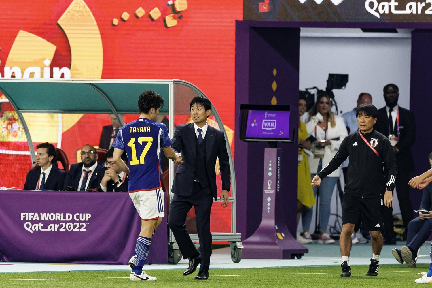 スペイン戦、田中碧に代えて、遠藤が投入される　©Kiichi Matsumoto/JMPA