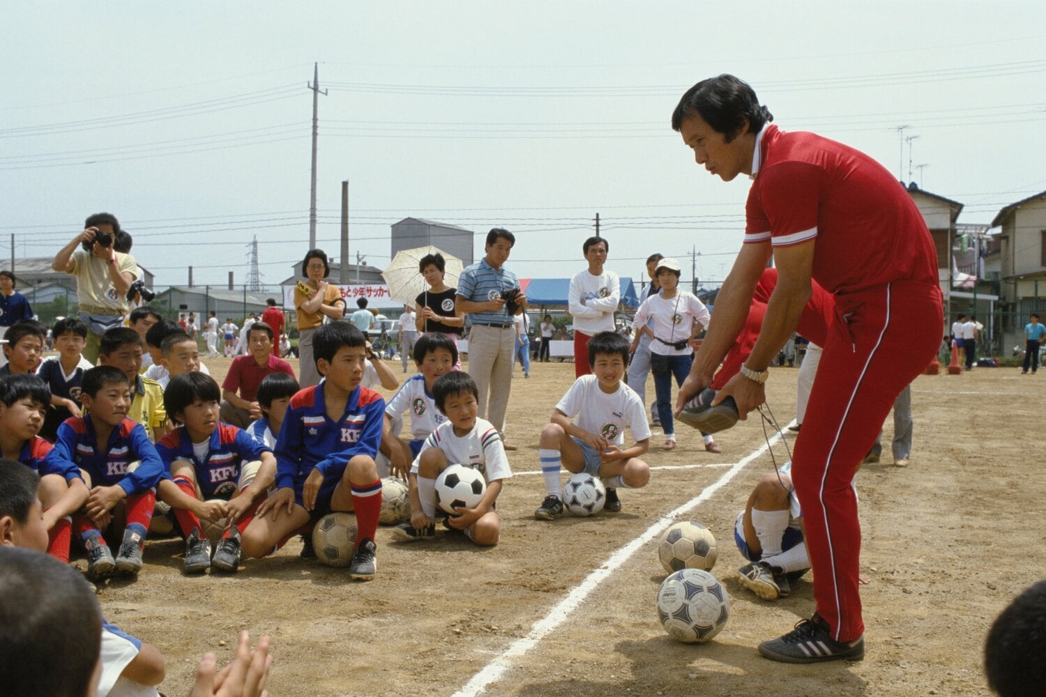 サッカー教室でキックを教える釜本邦茂(1985年) ©︎BUNGEISHUNJU