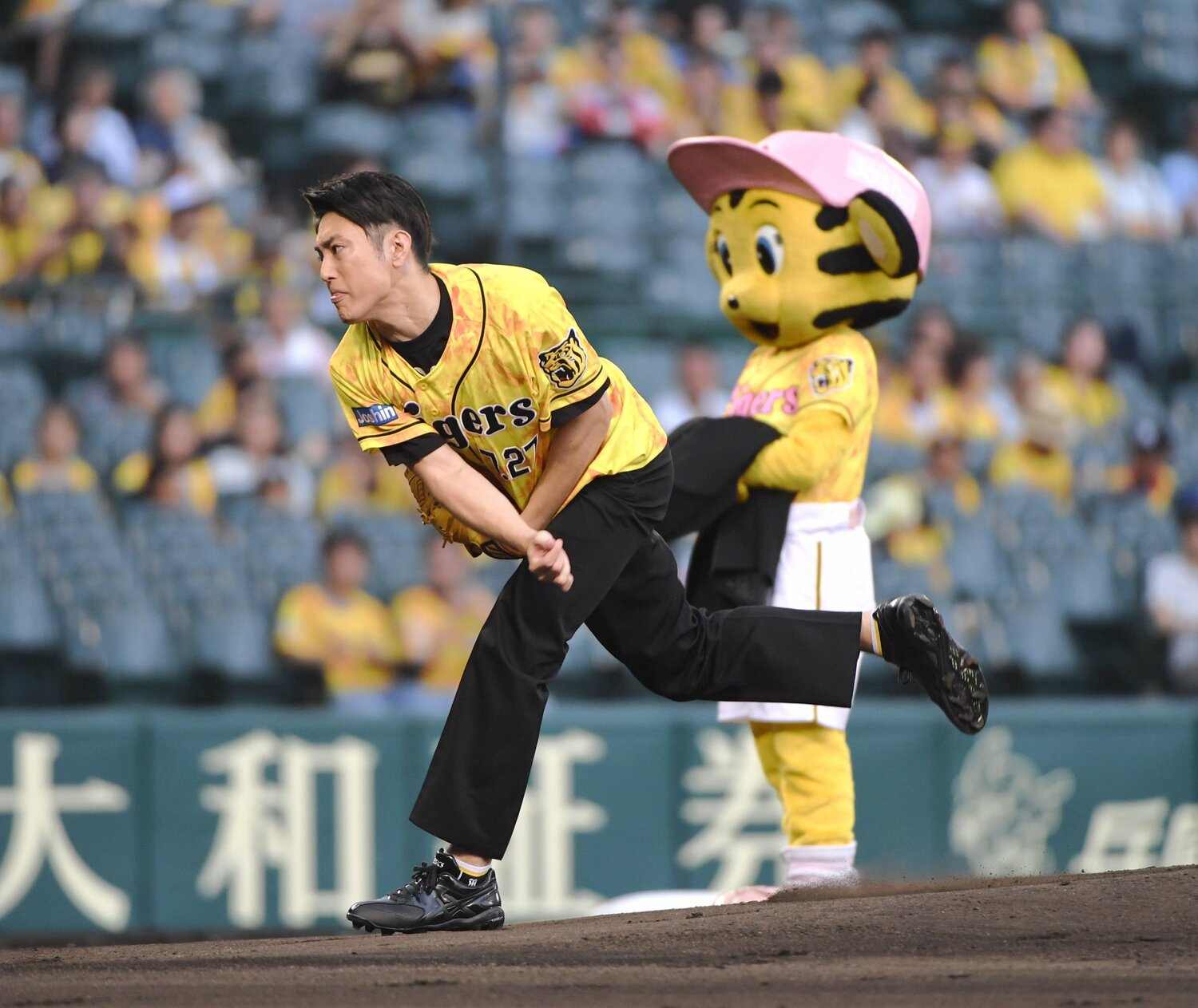 2019年7月23日阪神対DeNAの始球式に登場した間宮。芸能人最速となる139kmを記録した（当時）　©Sankei Shimbun