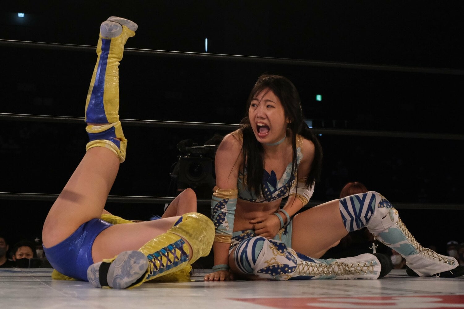 試合中、気合の表情も目立つ天咲。今は技よりも気持ちを見せるしかない