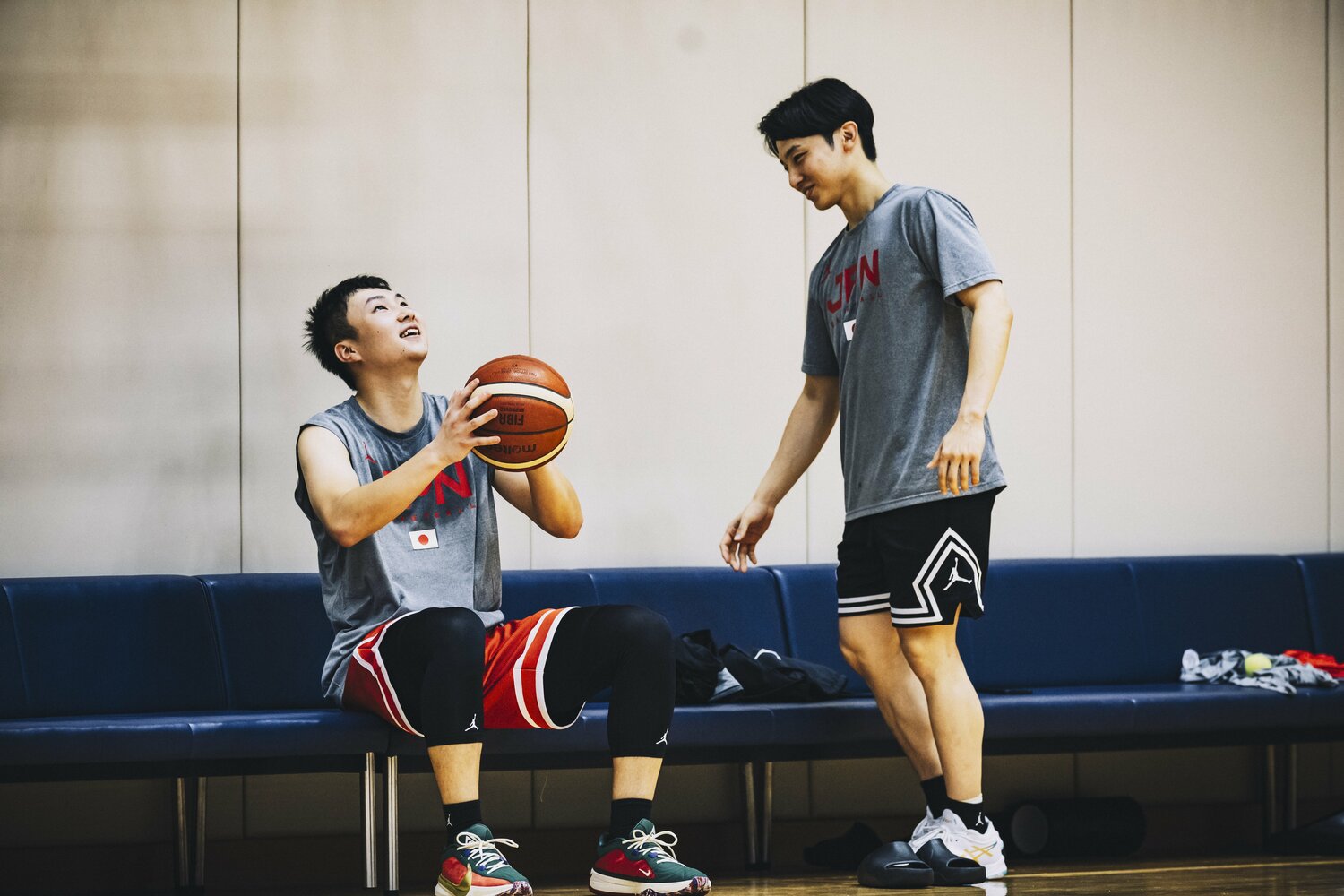 日本代表合宿で言葉をかわす富永と河村（2023年8月撮影）　©︎Kiichi Matsumoto