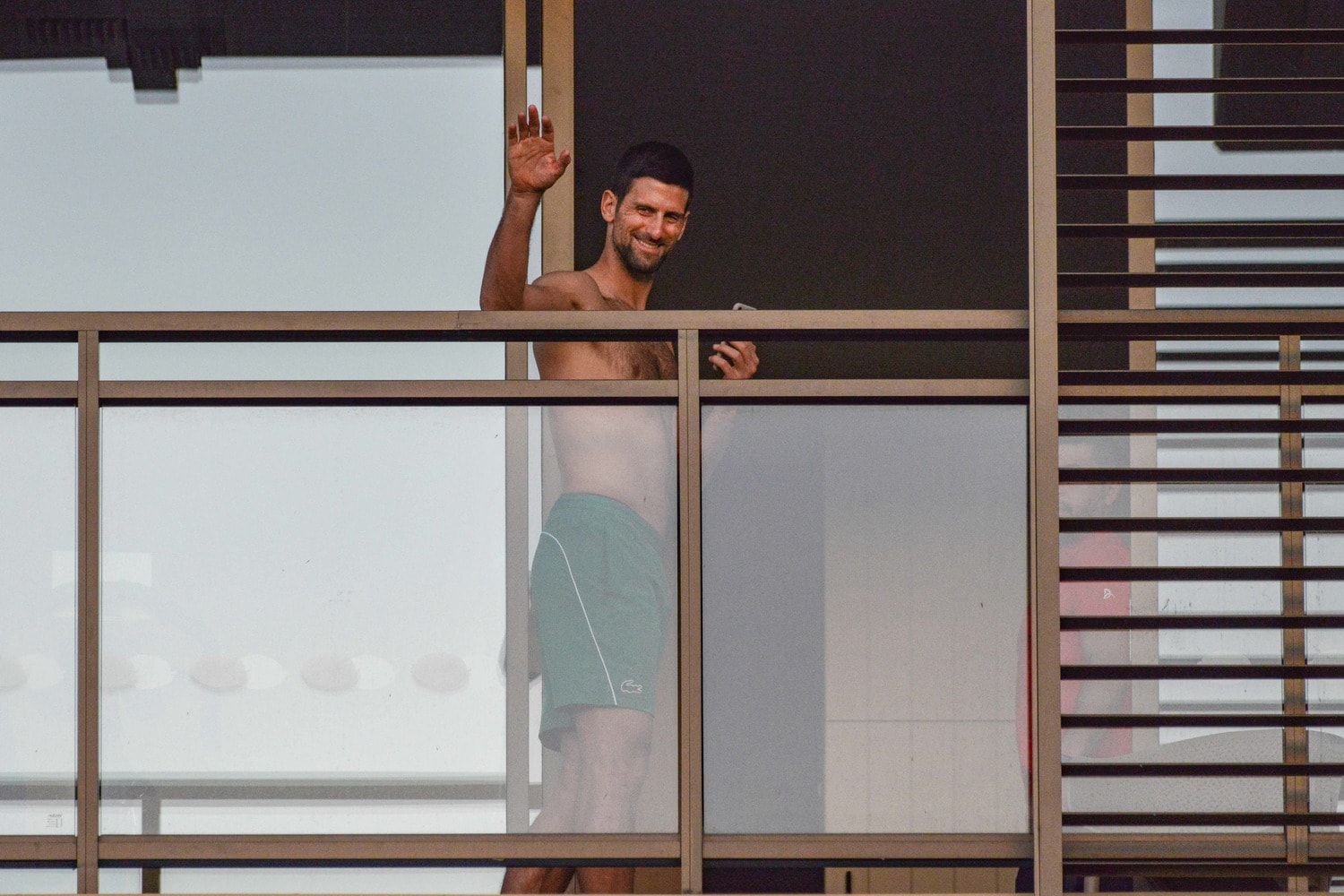 宿舎で待機するジョコビッチ。嘆願の手紙を出したが、これもまた“賛否両論”に(c)Getty Images