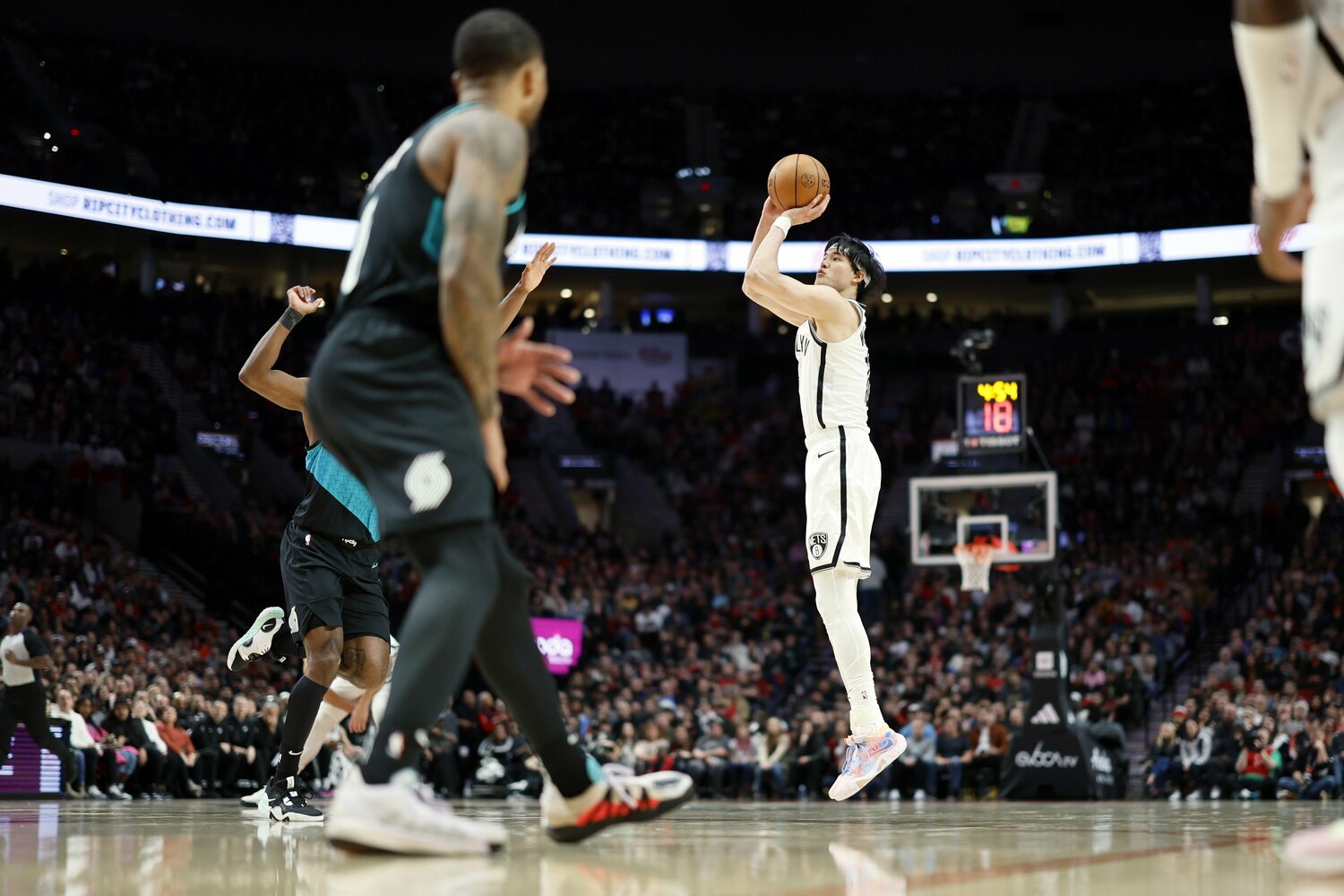 3ポイントシュートを放つ渡邊雄太　©︎USA TODAY Sports/Reuters/AFLO