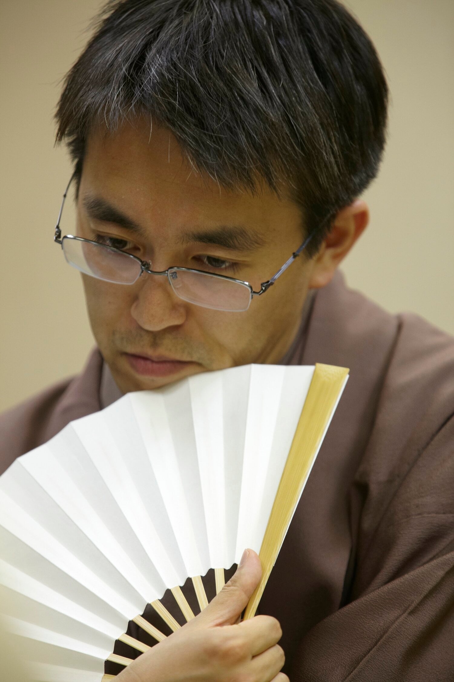 盤上を見つめる羽生善治 ©︎BUNGEISHUNJU