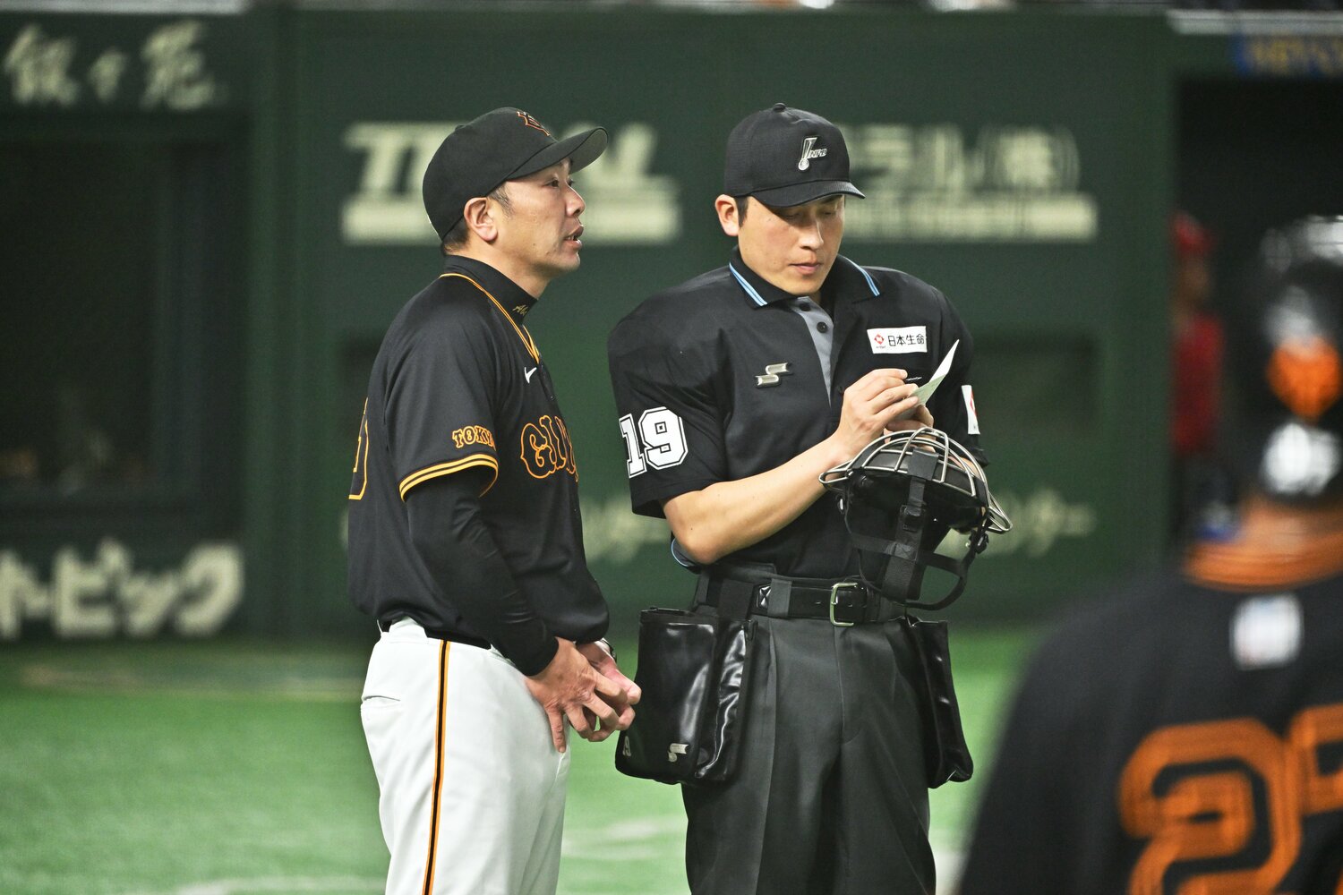 最終回のマウンドに大勢を送り込む阿部監督　©︎Hideki Sugiyama