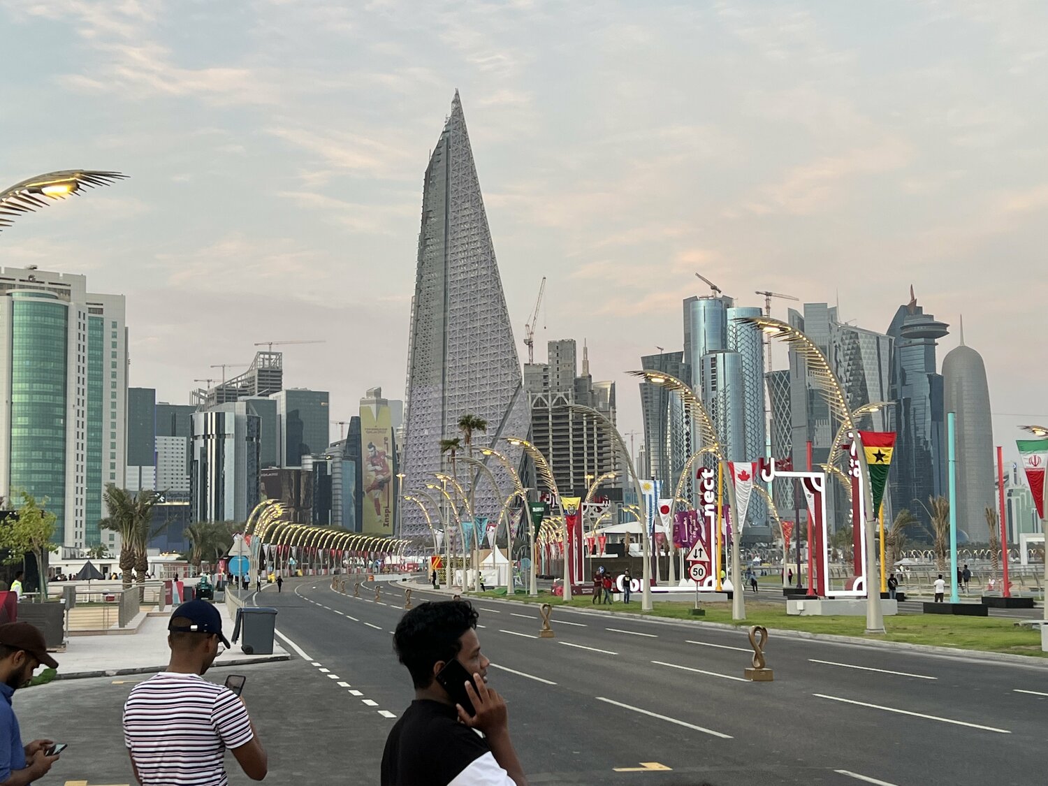 W杯モードのカタールの町並み。遠くにはドーハタワーなど著名な高層ビルが立ち並ぶ　©Getty Images