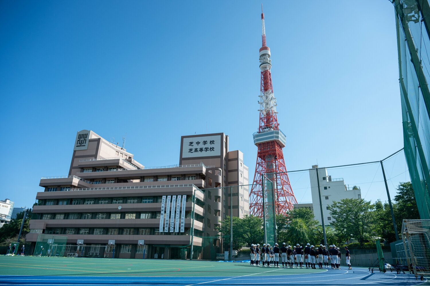 隣には東京タワーとオランダ大使館…港区のド真ん中にある芝高校 ©Nanae Suzuki