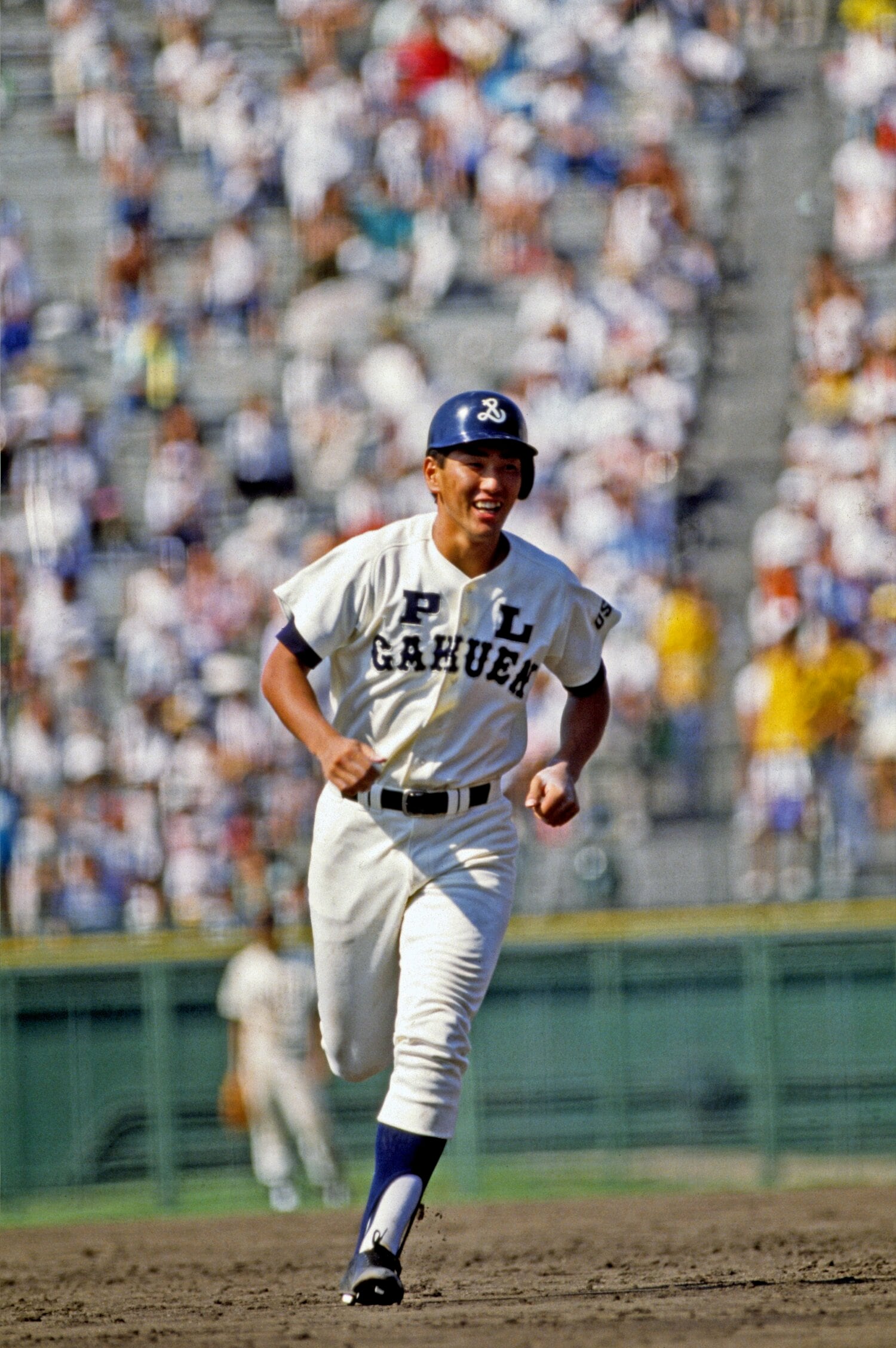 1985年夏の甲子園、高知商戦で本塁打を放ち、笑顔でベースをまわる清原　©︎Katsuro Okazawa/AFLO