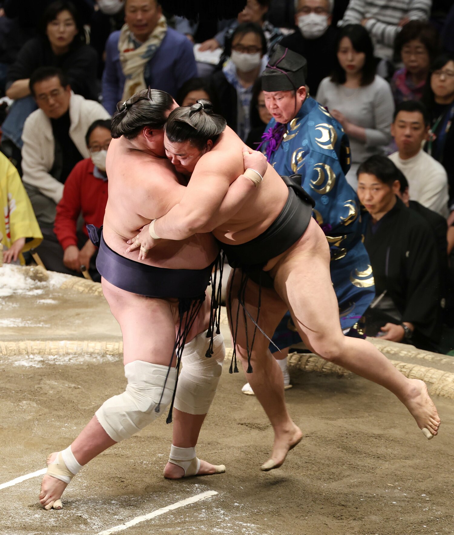初場所千秋楽。照ノ富士（左）は霧島を持ち上げ、そのまま寄り切った　©JIJI PRESS