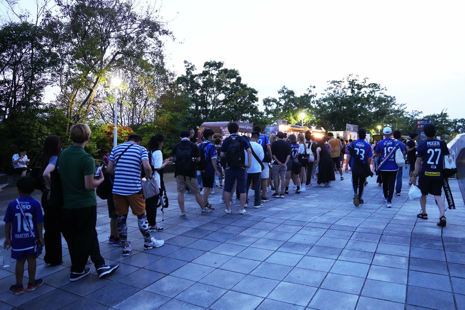 取材当日は多くのキッチンカーで長い行列ができていた