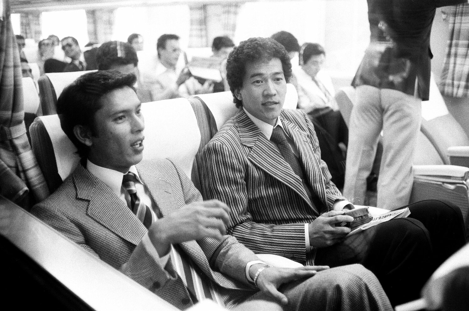 遠征で移動する小林（左）と若菜（右）。グラウンド外でも仲が良かった　©Sankei Shimbun