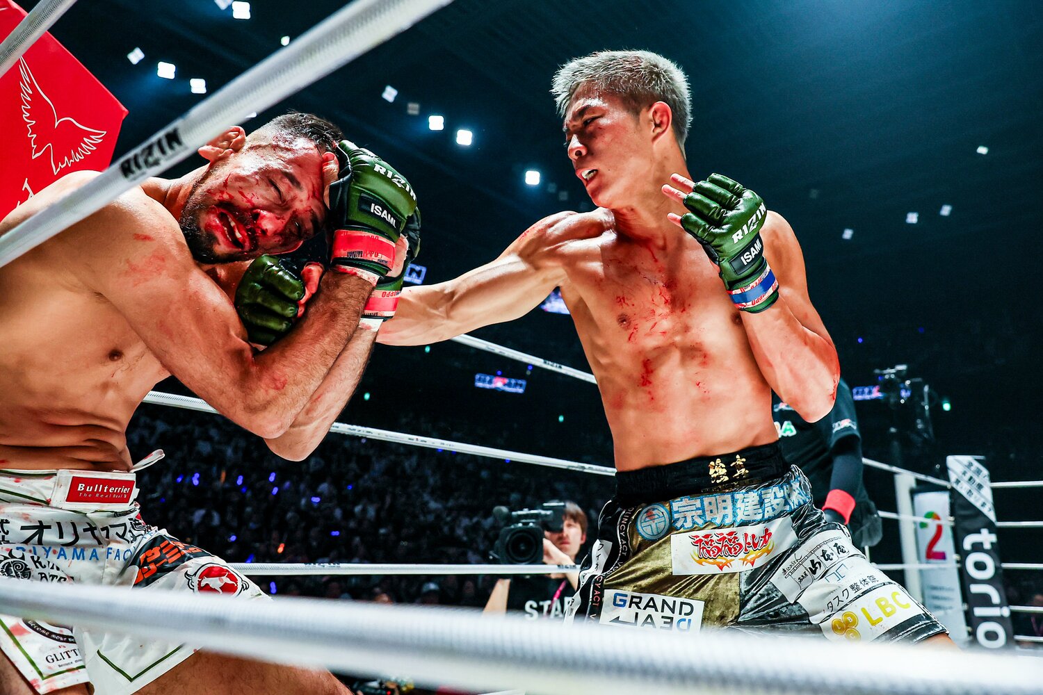 秋元の右パンチがクレベルの顔面を捉える ©RIZIN FF Susumu Nagao