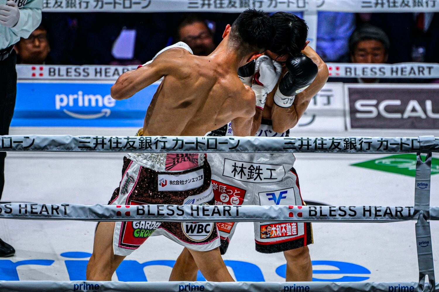 ガードを固める西田凌佑に右アッパーをねじ込む中谷潤人　©Takuya Sugiyama