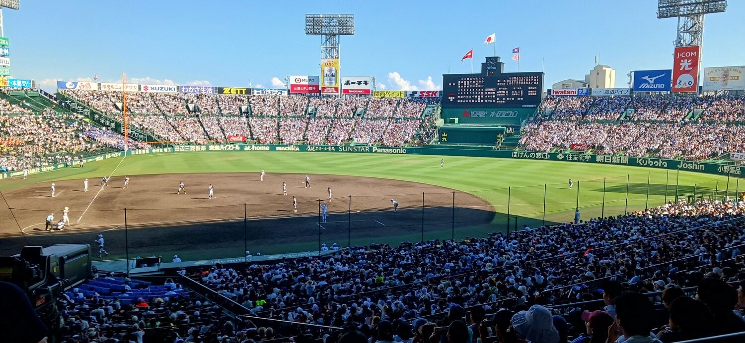 10回裏、代打・丹羽駿太(1年)の場面。横浜は「内野5人シフト」を決行。レフトはがら空きに ©Nikkan Sports