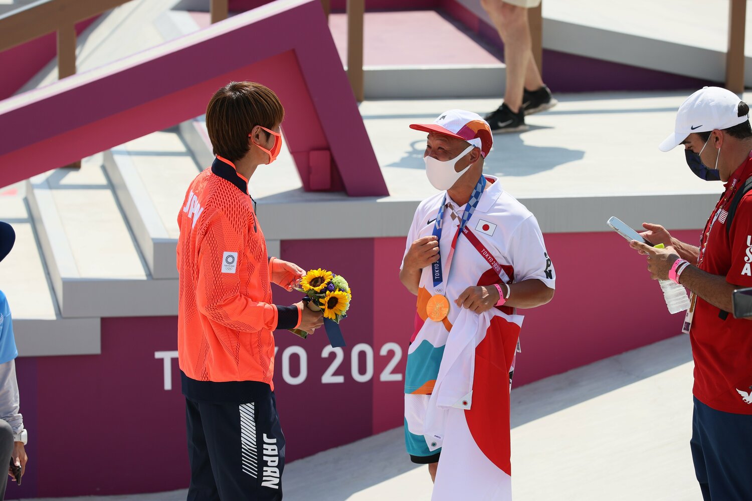 コーチとして見守った早川さん（右）に金メダルをかける堀米　©︎Kaoru Watanabe/JMPA