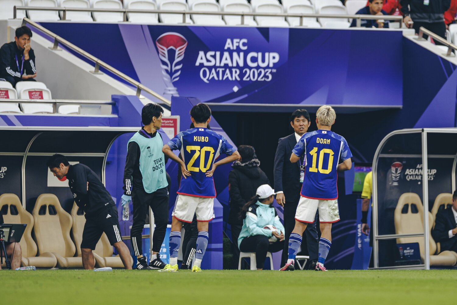 森保監督の指示を受ける久保と堂安　©Kiichi Matsumoto