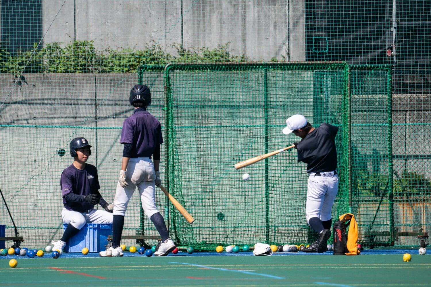 昨シーズンは力を入れていたという打撃練習。学校の立地の問題もあり、地面はまさかのゴム製だ ©Nanae Suzuki