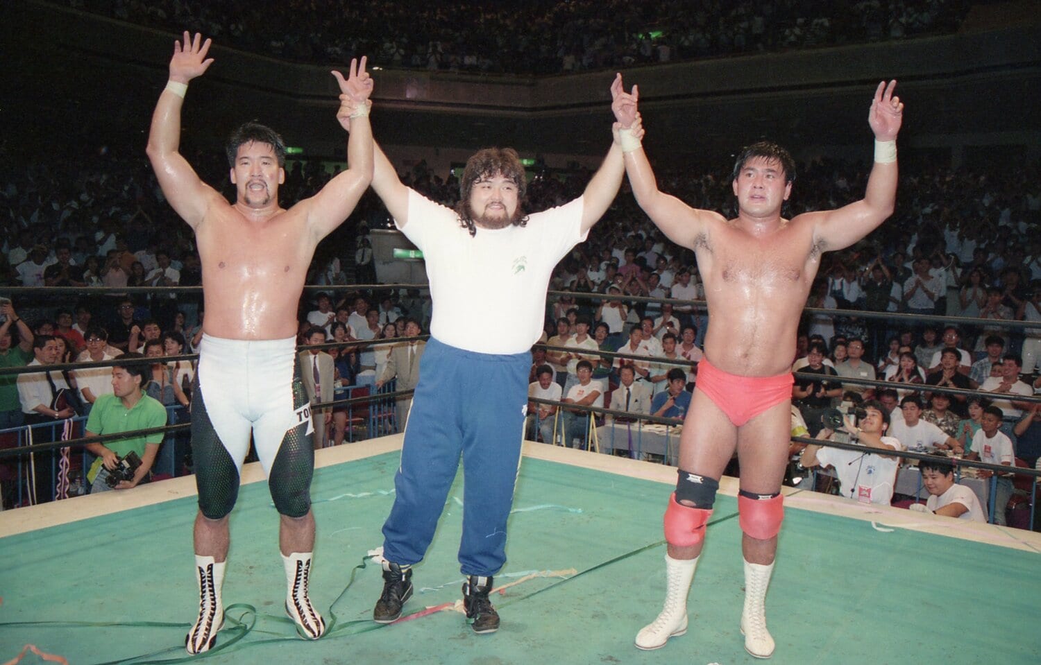 1991年の「G1クライマックス」で、武藤（右）を破って優勝した蝶野（左）を祝福する橋本（中央）　©KYODO