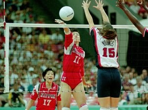 「レシーブした選手が腕を骨折」「鉛の靴で登下校」全日本バレーの元エースが明かす“伝説の中高生時代”…佐伯美香が駆け上ったスターダムの舞台裏