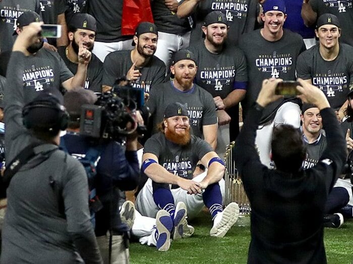 「体調はすごくいいし…」ドジャース優勝で盛り上がる輪に“いてはならぬ人”が紛れ込んでいた！＜Number Web＞ photograph by Getty Images