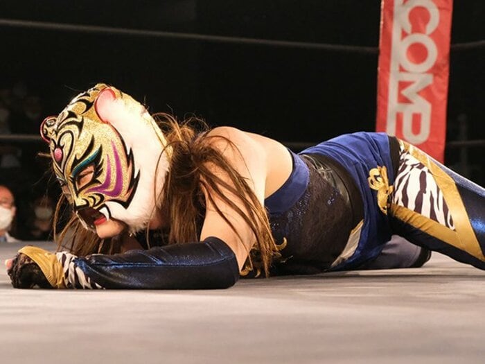 “新マスク”の下から苦悶の表情が…タイガー・クイーン大苦戦の真相とは? 勝負の来年は“女ダイナマイト・キッド”が登場か<Number Web> photograph by Norihiro Hashimoto