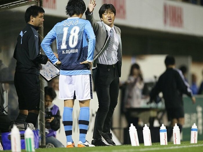 見ていて飽きない試合中の名波監督。その“イズム”がジュビロに浸透中。＜Number Web＞ photograph by J.LEAGUE PHOTOS