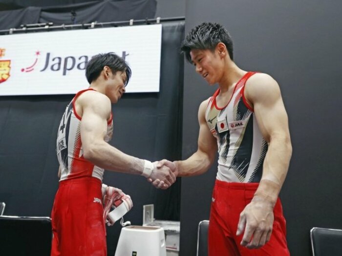 「大輝が鉄棒の金メダルを掛けてくれたので今度は…」内村航平→橋本へ“継承の儀式”に込めた思いとは《新旧王者が世界体操決勝へ》＜Number Web＞ photograph by KYODO