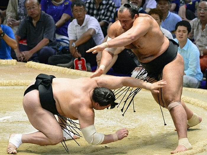 かち上げよりも、学習能力が怖い。大砂嵐が察知した白鵬の持つ「間」。<Number Web> photograph by KYODO