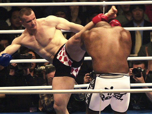 K-1勝利後ミルコ・クロコップ写真ほぼB4大判写真 若かりしミルコの秘蔵写真 床と垂直