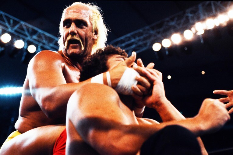 天龍源一郎をフェイスロックで攻めるハルク・ホーガン　©Essei Hara