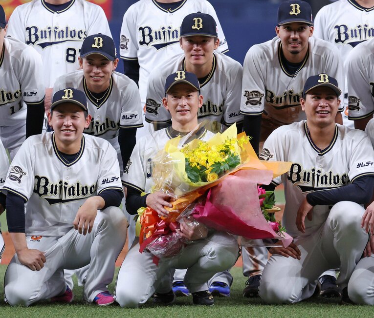 試合後のセレモニーで能見篤史。山岡、山本、宮城らチームを支える投手陣の相談役として信頼を寄せられていた（22年9月30日）　©︎JIJI PRESS