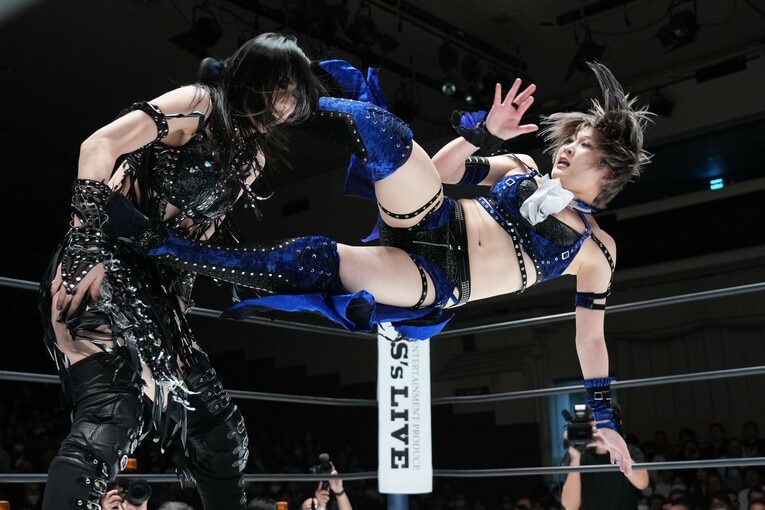 上谷沙弥にしなやかな延髄斬りを放つ安納サオリ　©Essei Hara