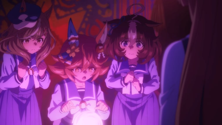 占いをするマチカネフクキタルを見守るマチカネタンホイザ（一番左）とメイショウドトウ（一番右）　©2023 アニメ「ウマ娘 プリティーダービー Season 3」製作委員会