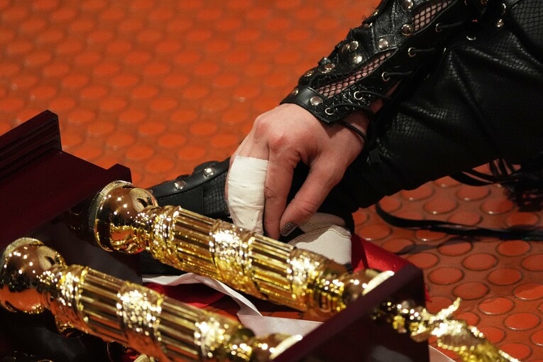 上谷沙弥の脱臼した指　©Essei Hara