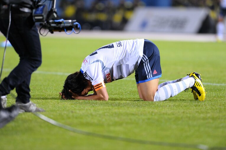 リーグ優勝を逃し、ピッチに倒れ込む中村俊輔（2013年） ©︎Toshiya Kondo