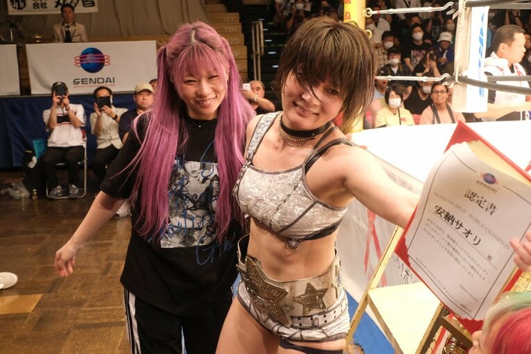 中野たむに支えられて退場する安納