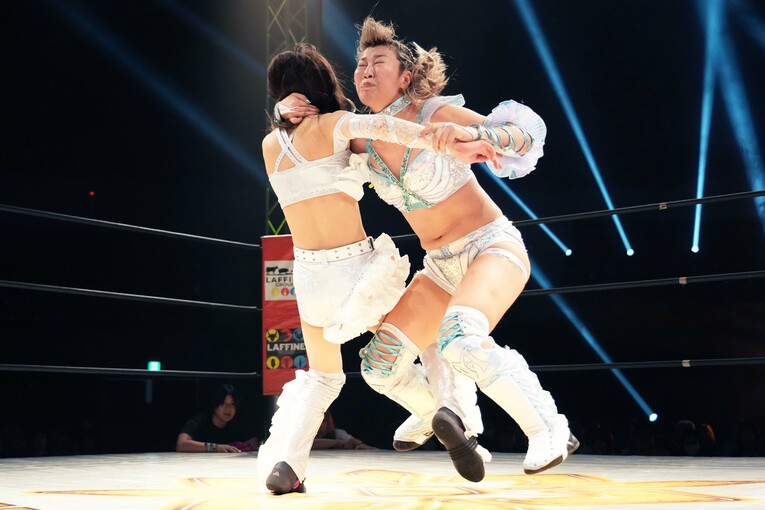 心希にSTOを見舞う桜井麻衣　©Essei Hara