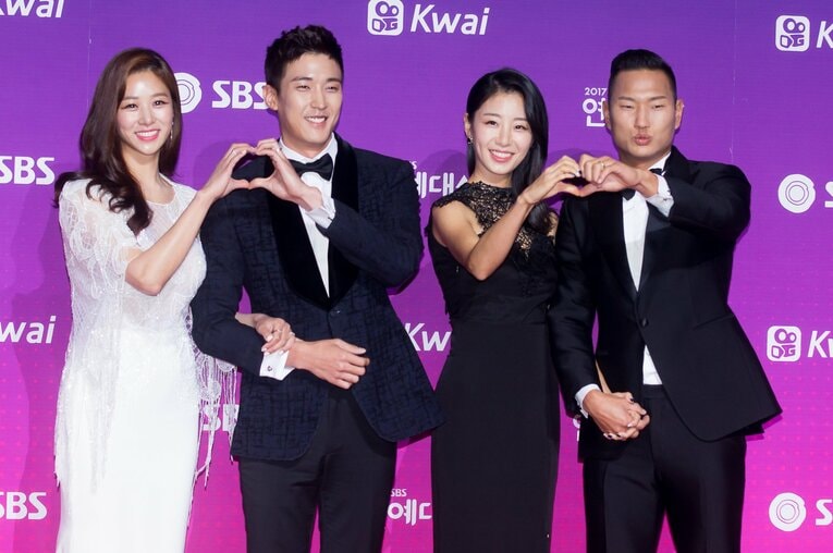 2017年、韓国のテレビ局SBSのドラマアワードにて、妻のミョン・ソヒョンさんと（右のペア）©JIJI PRESS