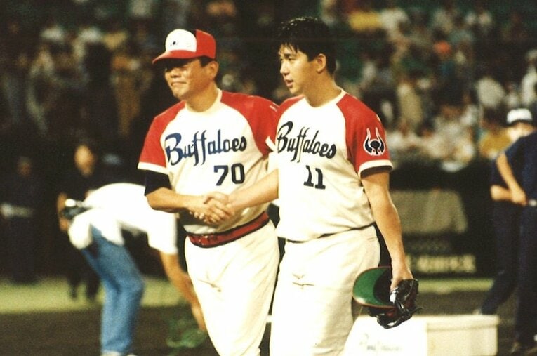 握手を交わす野茂英雄と鈴木啓示監督の名投手ふたり。近鉄最終年の1994年、取材していた番記者が見たのは… ／ photograph by BUNGEISHUNJU