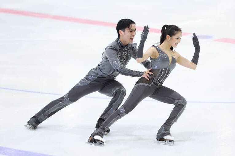 リズムダンスではロボットをイメージした衣装と演技　©︎AFLO