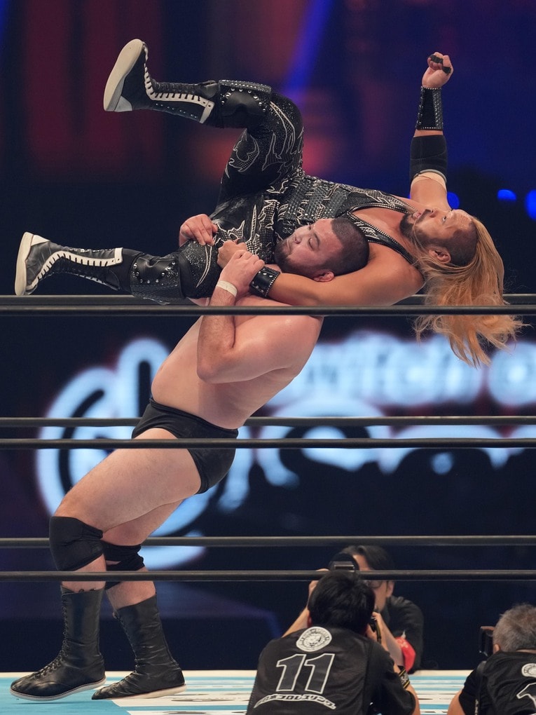 アングルスラムでEVILを投げるウルフアロン　©Essei Hara