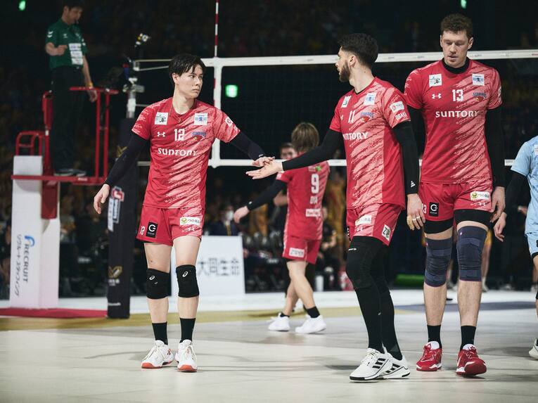 高橋藍、アレクサンデル・シリフカ（サントリーサンバーズ大阪）　©︎Yuki Suenaga