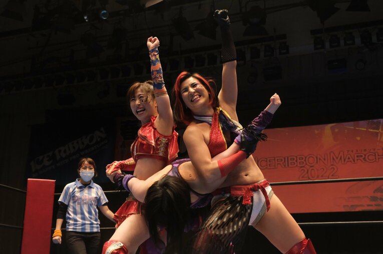 3月の「マッスルビーナス」再結成時。藤本と拳を突き上げた