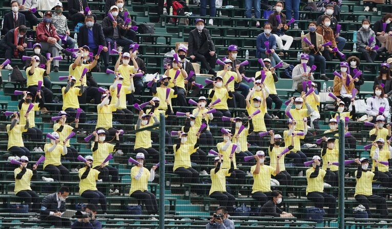 2021年春の甲子園、アルプスの様子（天理）。ブラスバンドの演奏や大声での応援を禁止された一方で、録音音源が場内スピーカーで流された ©JIJI PRESS