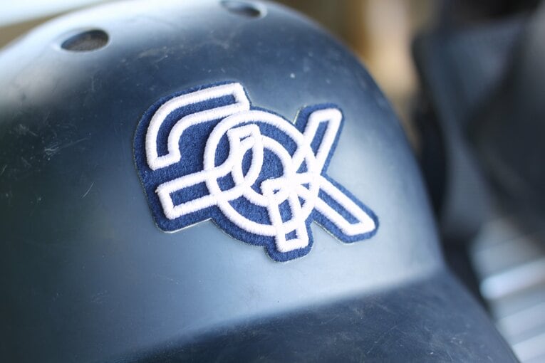 帽子とヘルメットのマークはSF映画『トロン』の字体を使ってデザイン