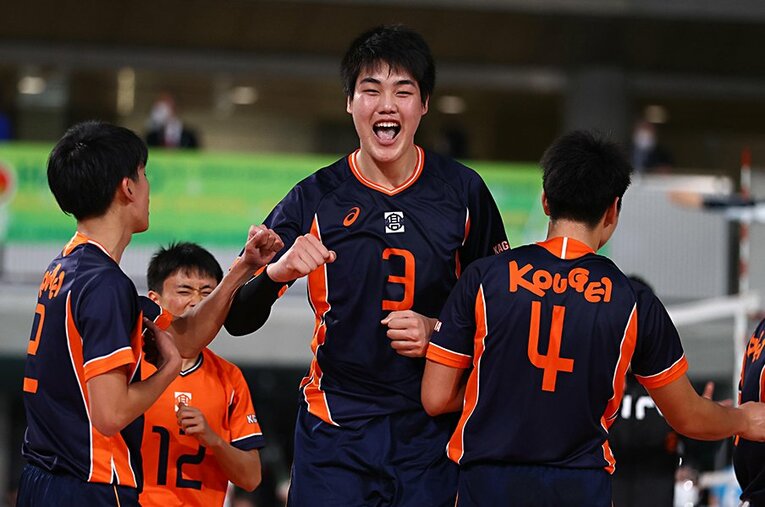 準々決勝で優勝した東福岡に敗れたが、別格の存在感を発揮した高松工芸の牧大晃。まだ2年生だ ／ photograph by Sankei Shimbun